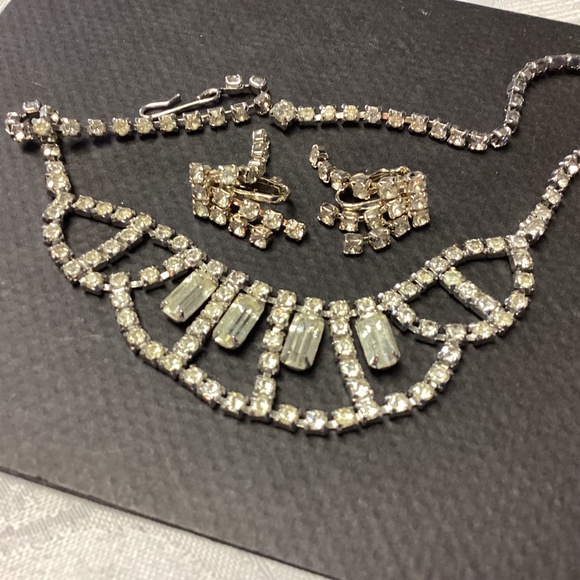 RHINESTONE ESRRING SET. MOMS COLLECTIONS. BLING ๐๐๐๐ - Picture 1 of 12
